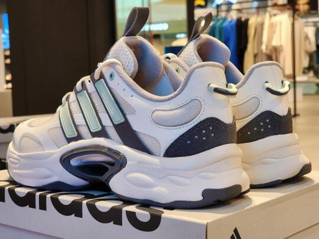 adidas清风跑鞋选购指南：透气黑科技解析与多场景适配攻略