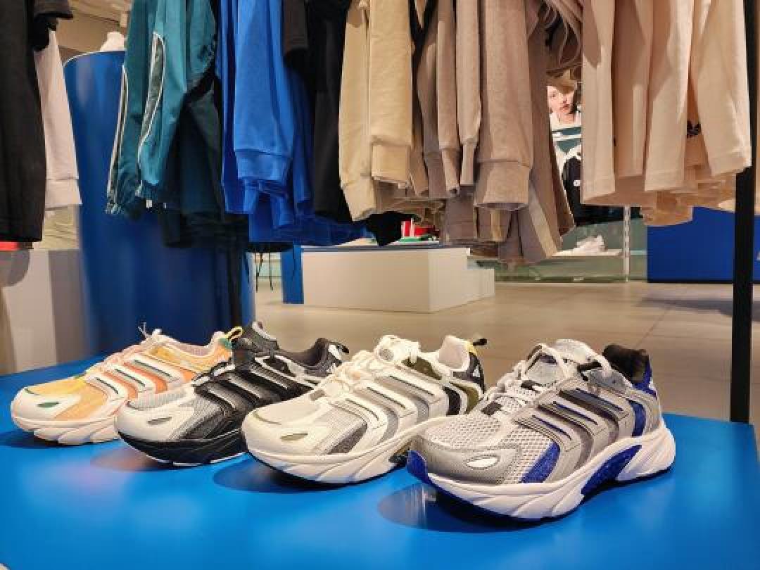 adidas清风跑鞋选购指南：透气黑科技解析与多场景适配攻略