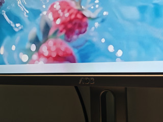 AOC显示器如何提升桌面美学？增高架让桌面空间翻倍