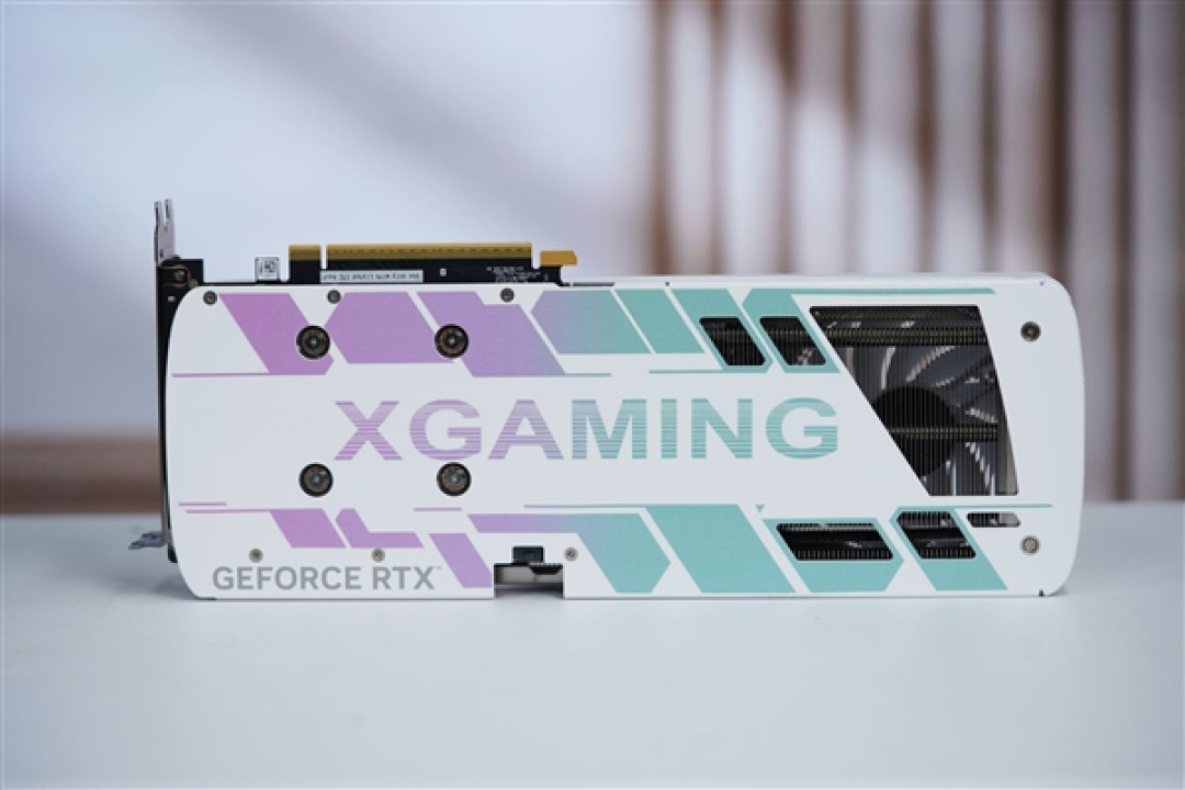 珠光变彩鲜明活泼!索泰RTX 5060 XGAMING OC显卡图赏