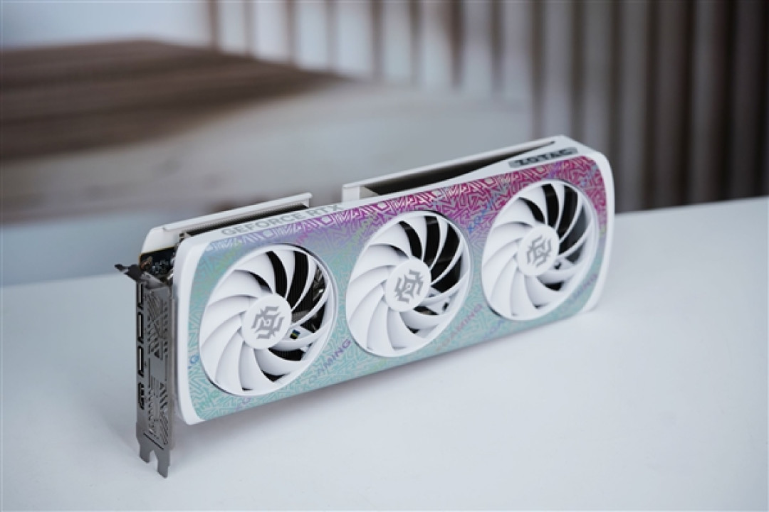 珠光变彩鲜明活泼!索泰RTX 5060 XGAMING OC显卡图赏