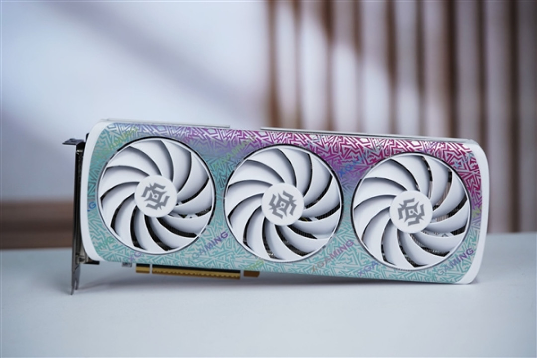 珠光变彩鲜明活泼!索泰RTX 5060 XGAMING OC显卡图赏