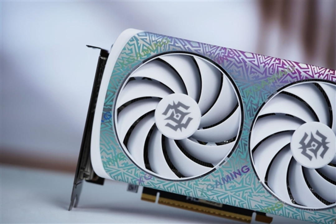 珠光变彩鲜明活泼!索泰RTX 5060 XGAMING OC显卡图赏