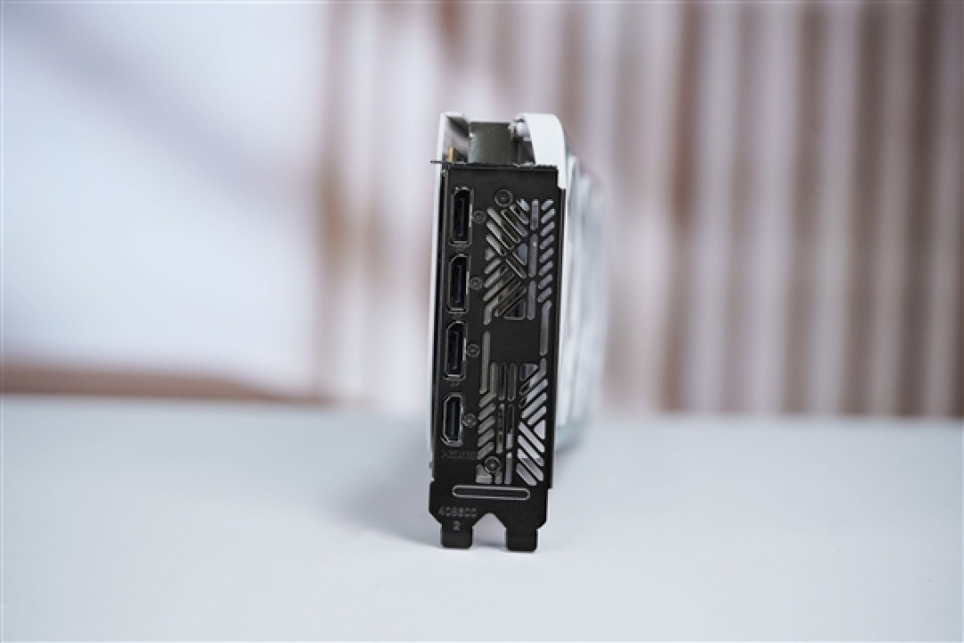 珠光变彩鲜明活泼!索泰RTX 5060 XGAMING OC显卡图赏