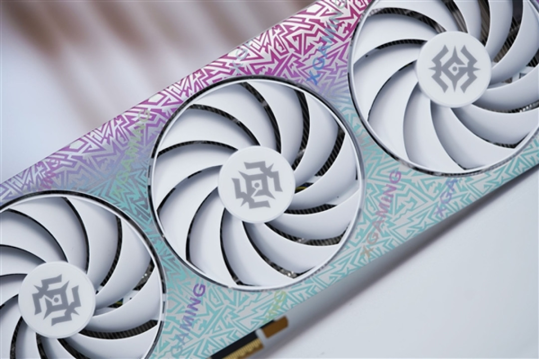 珠光变彩鲜明活泼!索泰RTX 5060 XGAMING OC显卡图赏
