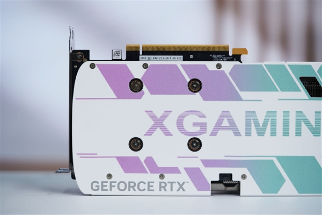 珠光变彩鲜明活泼!索泰RTX 5060 XGAMING OC显卡图赏