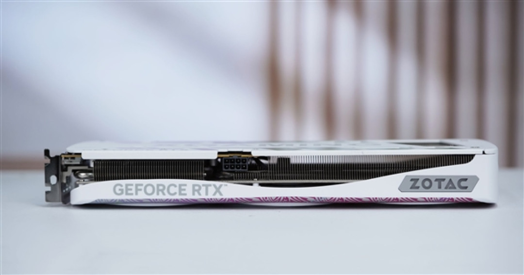 珠光变彩鲜明活泼!索泰RTX 5060 XGAMING OC显卡图赏