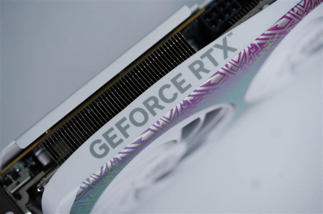 珠光变彩鲜明活泼!索泰RTX 5060 XGAMING OC显卡图赏