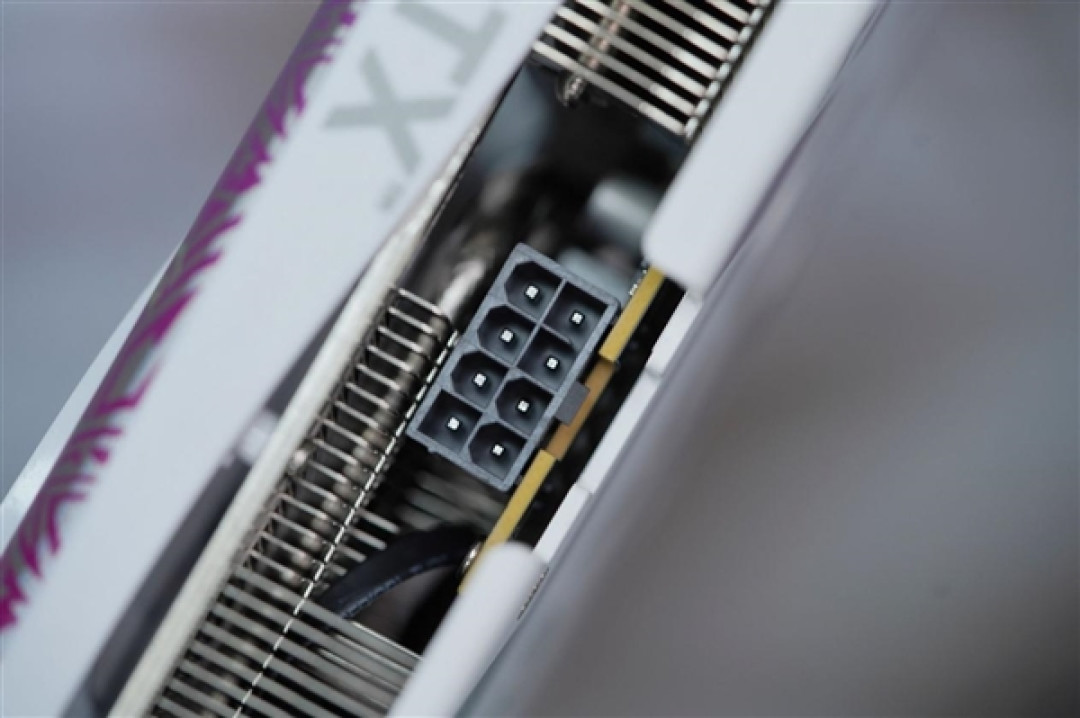 珠光变彩鲜明活泼!索泰RTX 5060 XGAMING OC显卡图赏