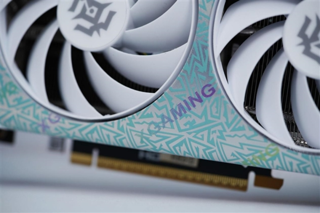 珠光变彩鲜明活泼!索泰RTX 5060 XGAMING OC显卡图赏