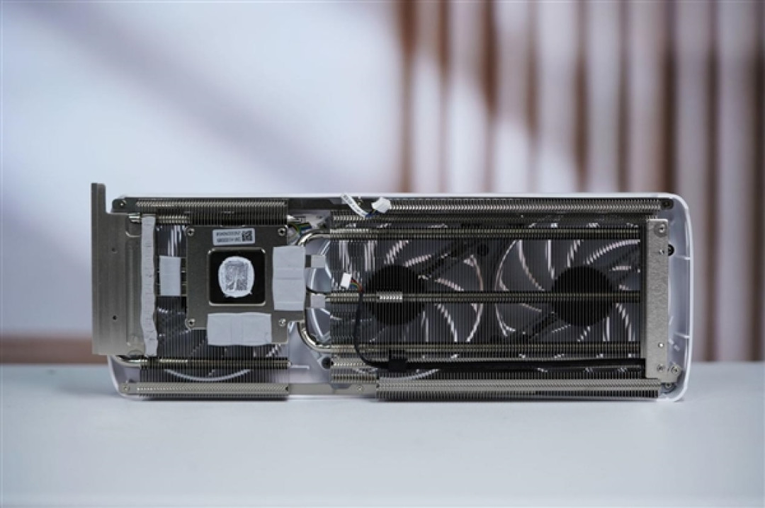 珠光变彩鲜明活泼!索泰RTX 5060 XGAMING OC显卡图赏