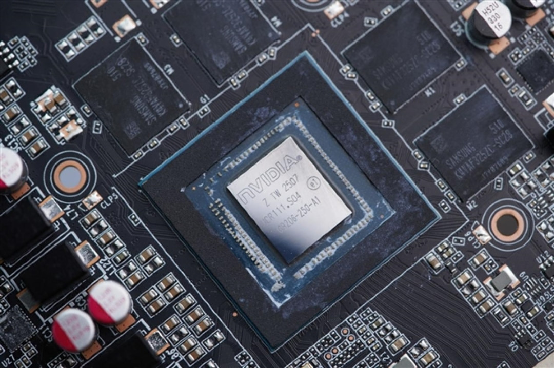 珠光变彩鲜明活泼!索泰RTX 5060 XGAMING OC显卡图赏