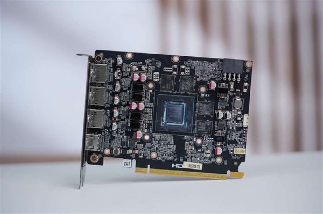 珠光变彩鲜明活泼!索泰RTX 5060 XGAMING OC显卡图赏