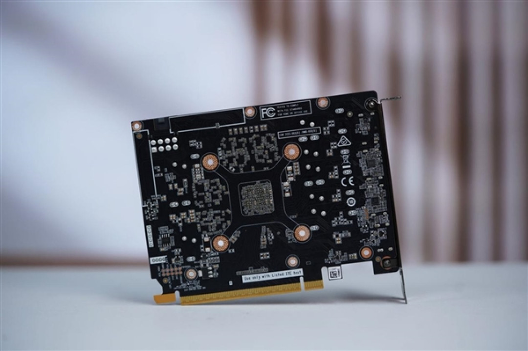 珠光变彩鲜明活泼!索泰RTX 5060 XGAMING OC显卡图赏