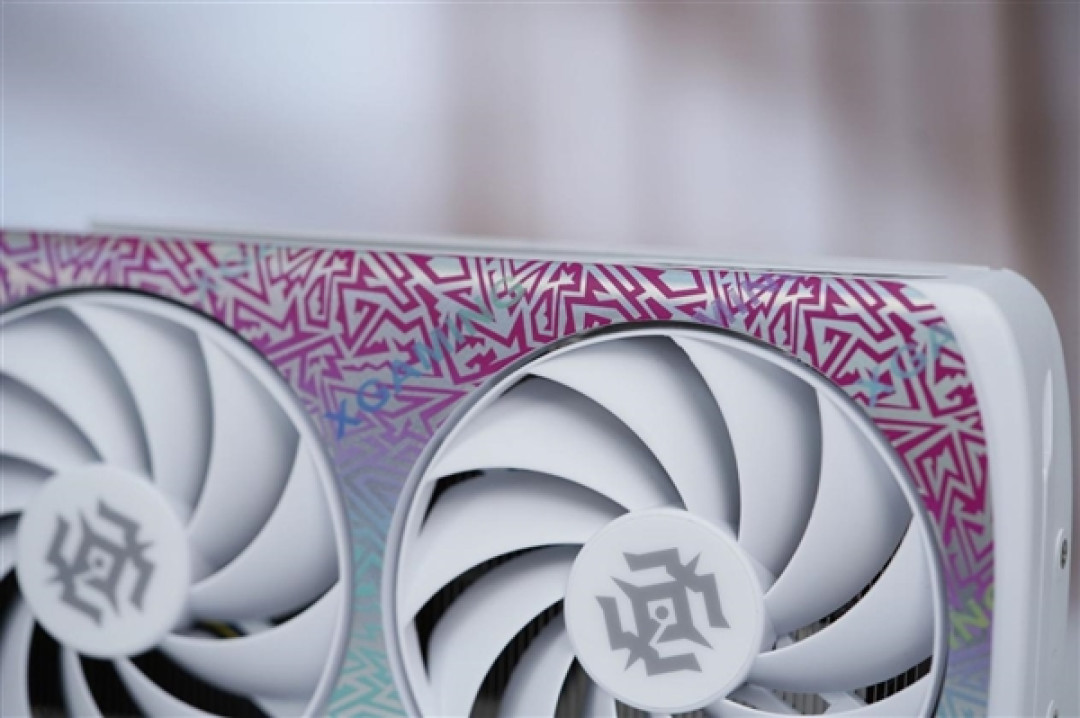 珠光变彩鲜明活泼!索泰RTX 5060 XGAMING OC显卡图赏