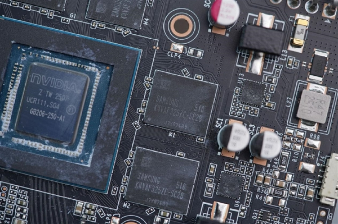 珠光变彩鲜明活泼!索泰RTX 5060 XGAMING OC显卡图赏