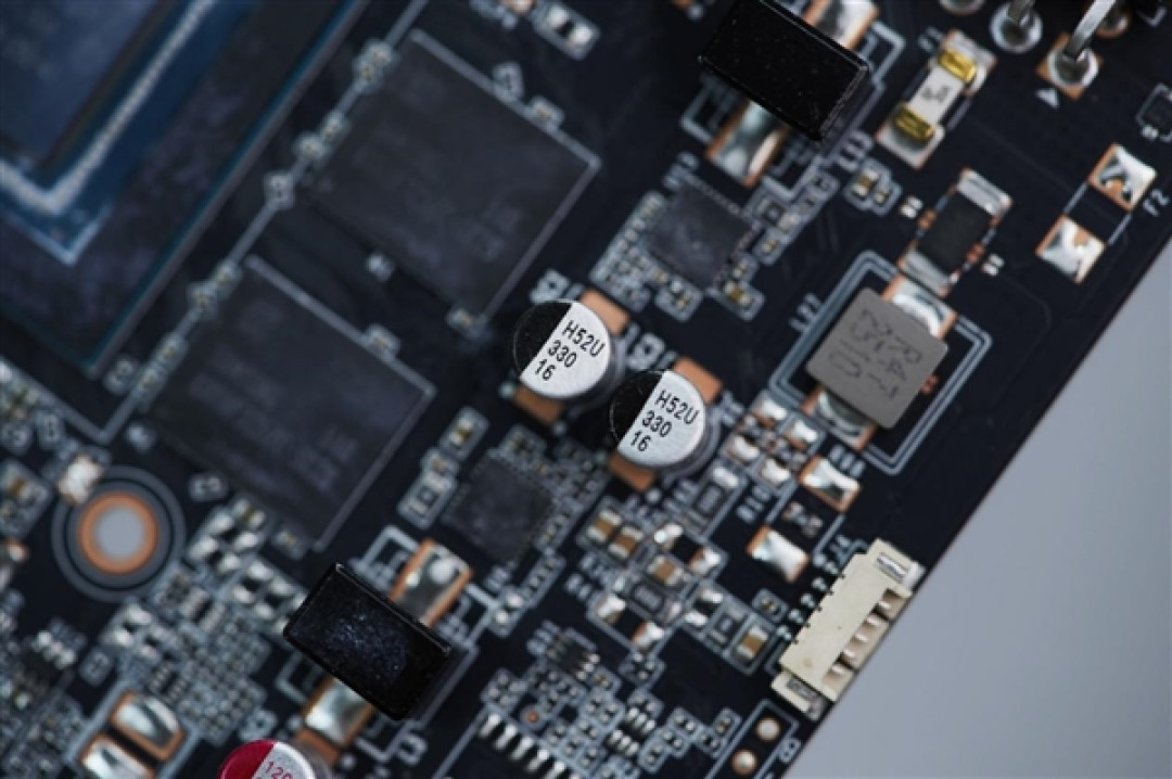 珠光变彩鲜明活泼!索泰RTX 5060 XGAMING OC显卡图赏
