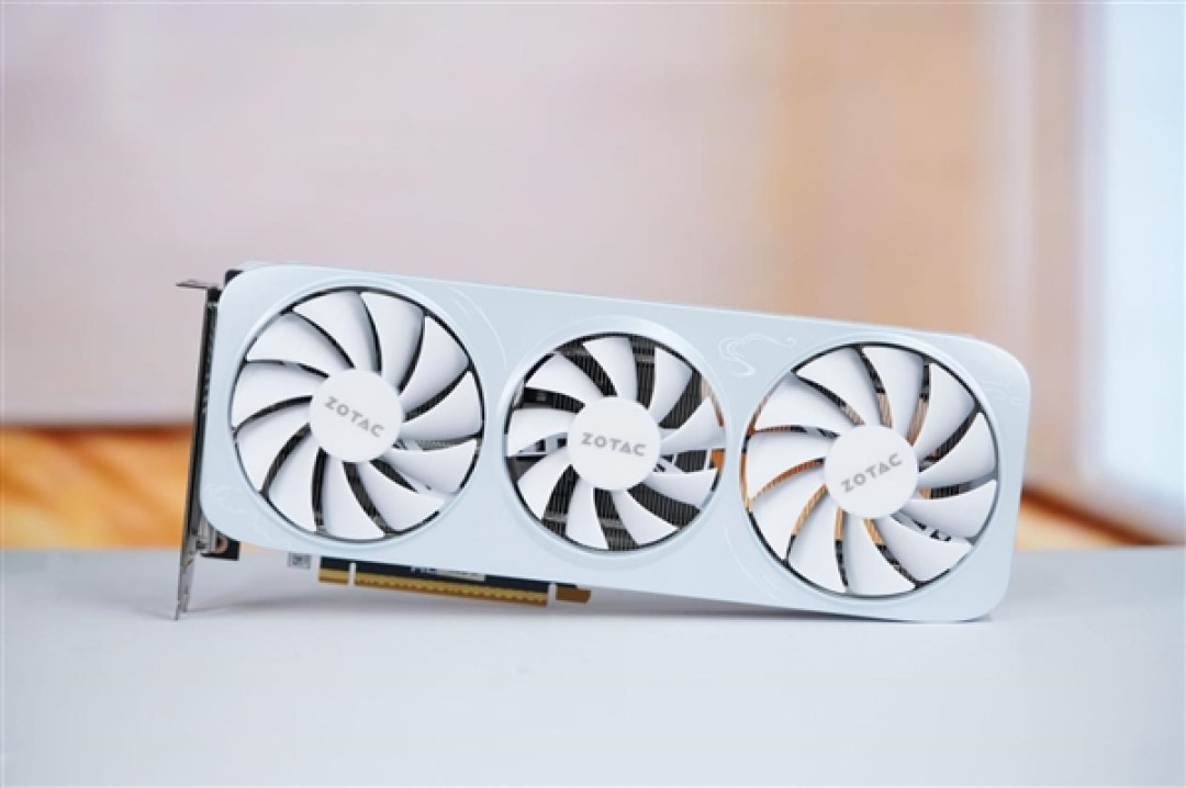 温润如玉!索泰RTX 5060月白显卡图赏