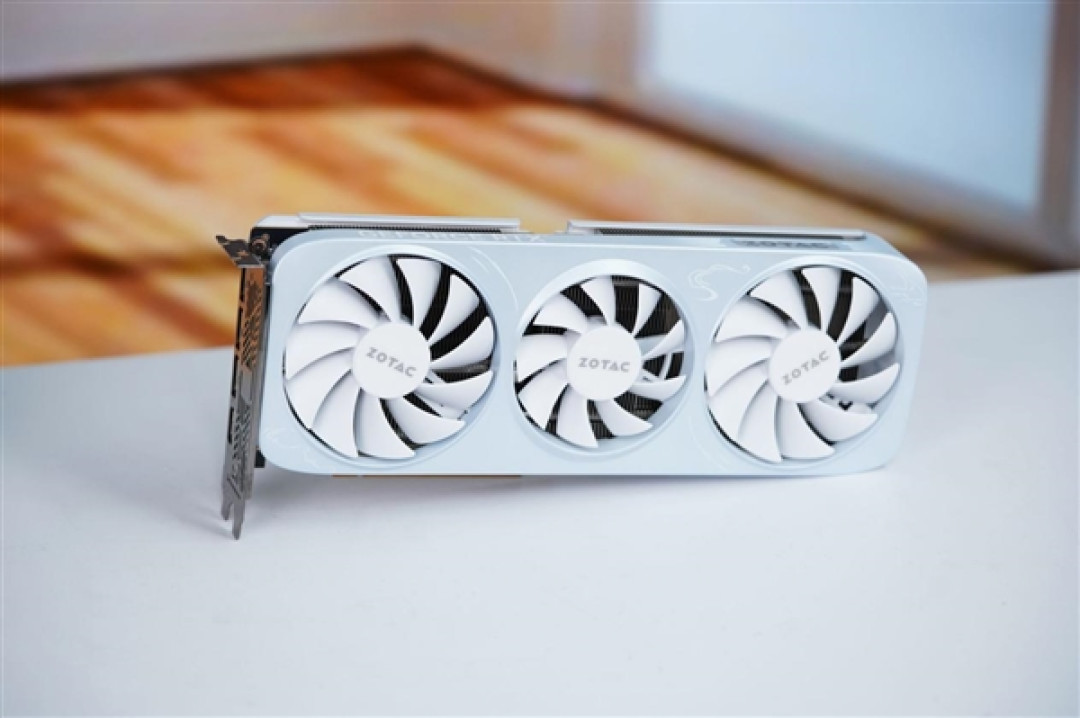 温润如玉!索泰RTX 5060月白显卡图赏