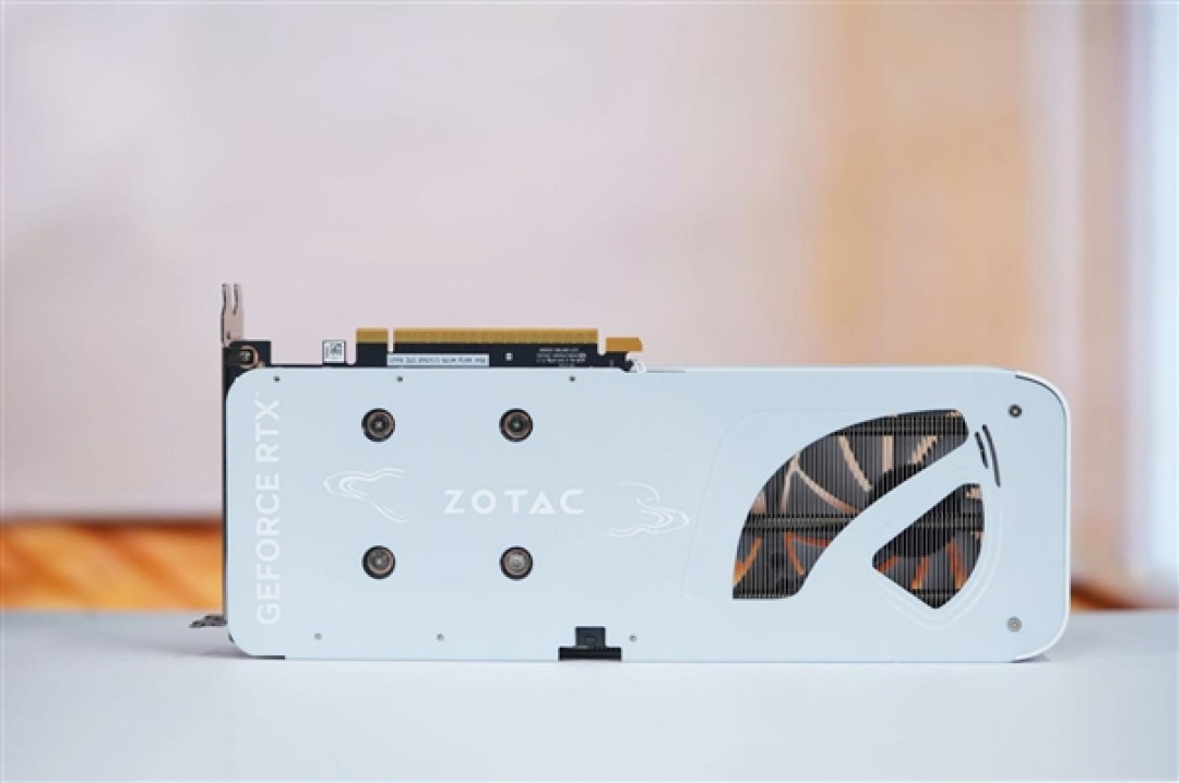 温润如玉!索泰RTX 5060月白显卡图赏