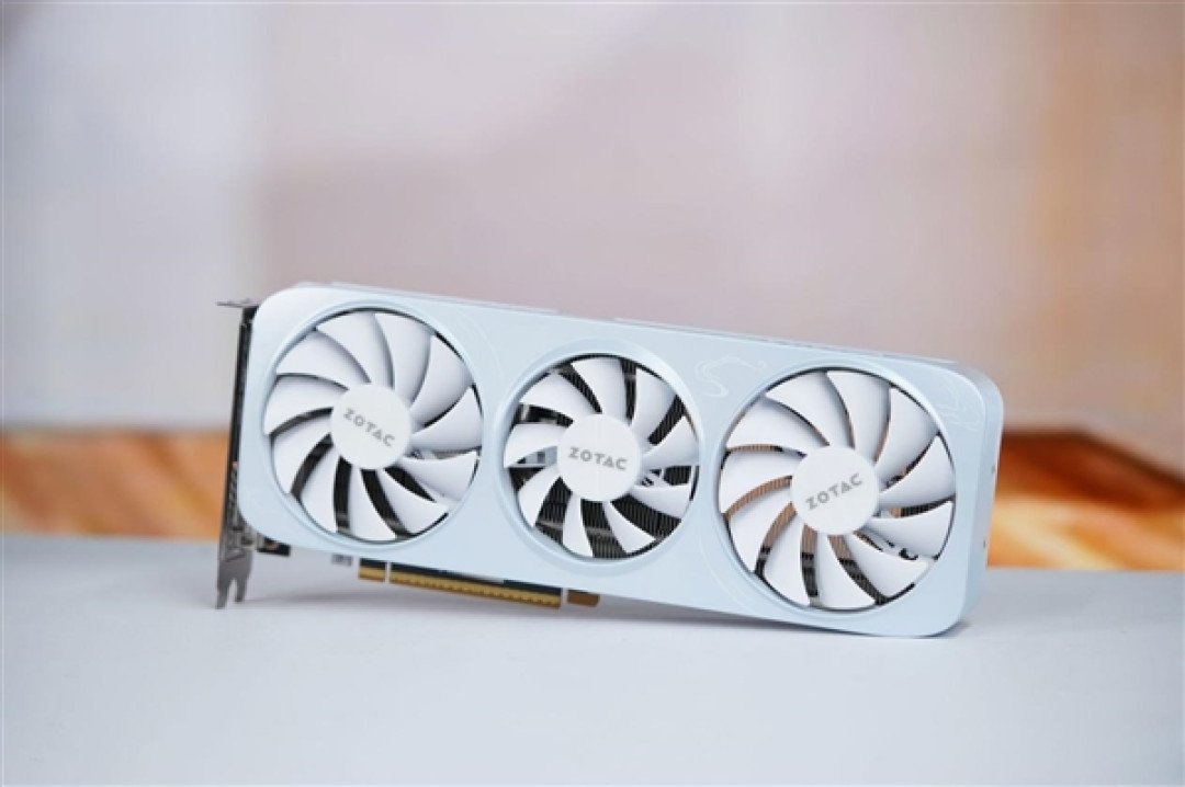 温润如玉!索泰RTX 5060月白显卡图赏