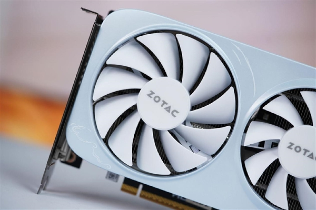 温润如玉!索泰RTX 5060月白显卡图赏