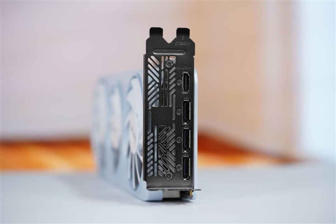 温润如玉!索泰RTX 5060月白显卡图赏