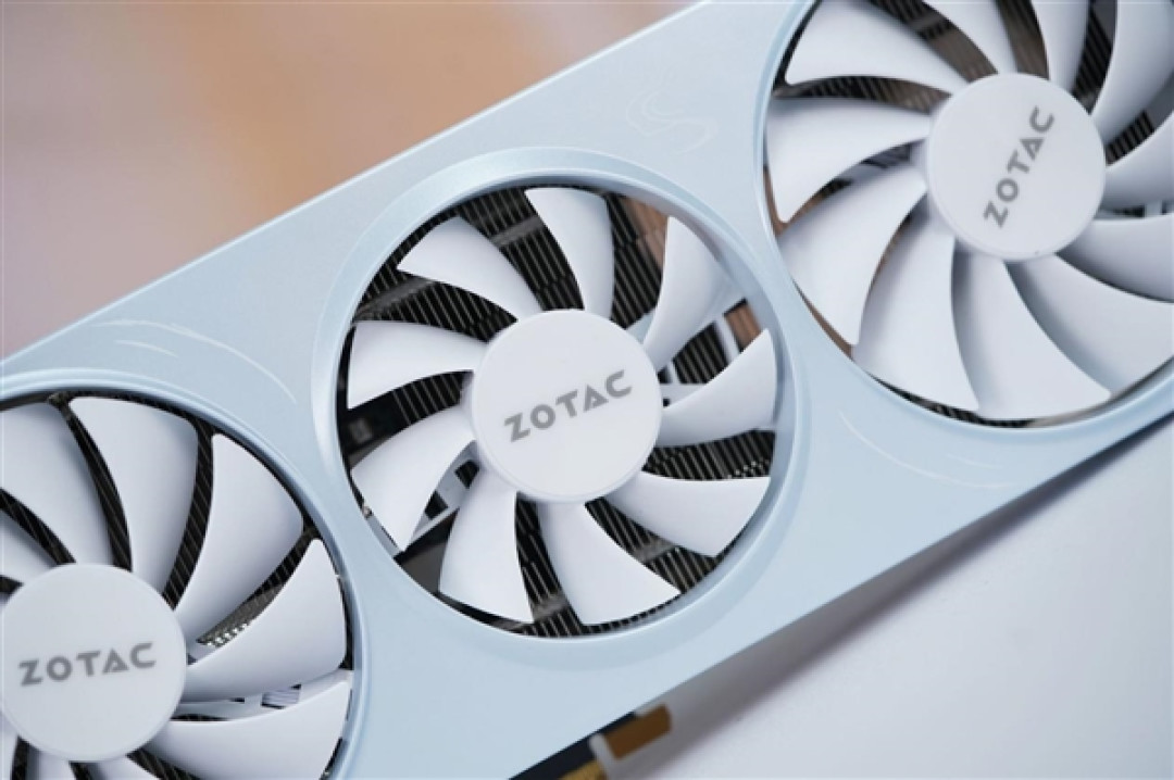 温润如玉!索泰RTX 5060月白显卡图赏