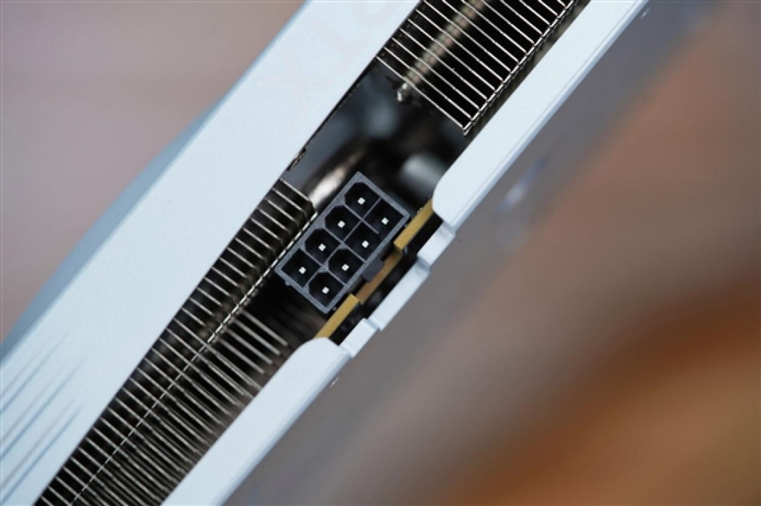 温润如玉!索泰RTX 5060月白显卡图赏