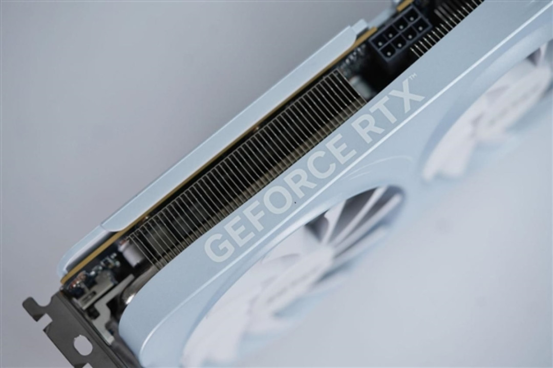 温润如玉!索泰RTX 5060月白显卡图赏