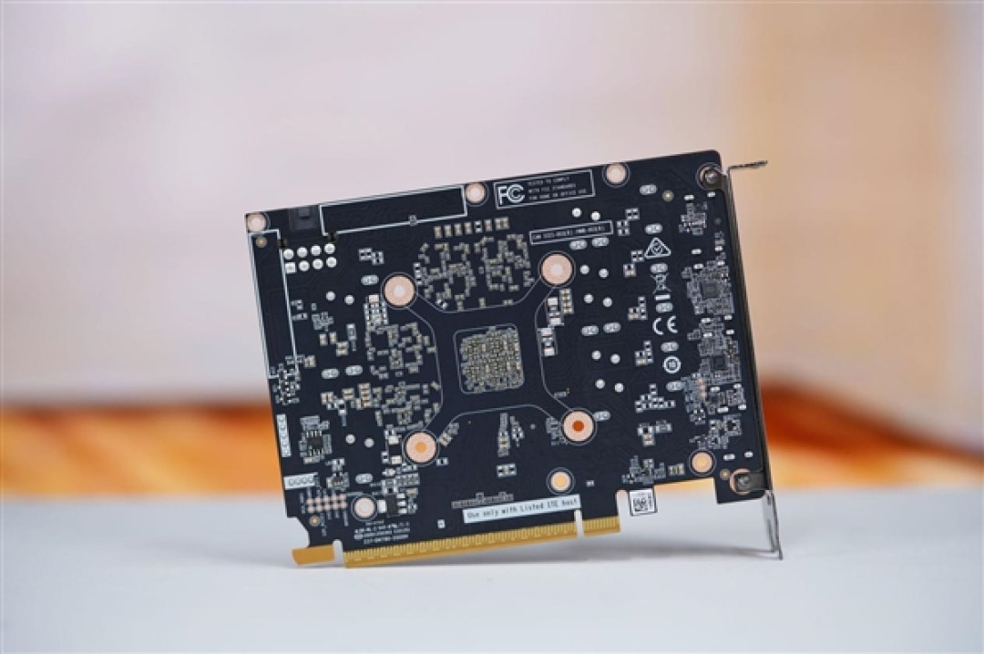 温润如玉!索泰RTX 5060月白显卡图赏
