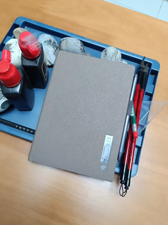 墨水屏，有背光调节看书才舒服