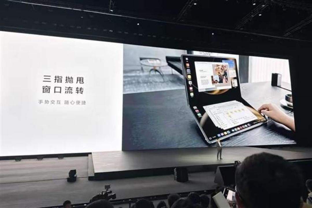 余承东现场魔术手展示华为折叠电脑黑科技:18英寸巨幕秒变轻薄本,鸿蒙生态重构移动办公形态