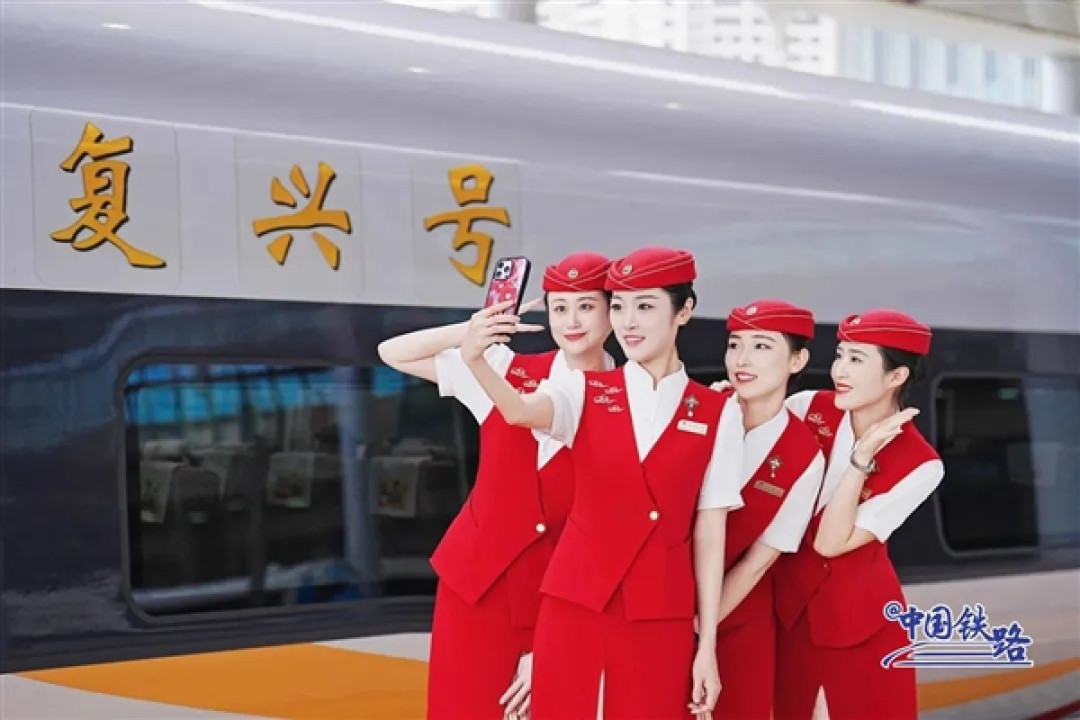 复兴号乘务员新款夏季制服亮相:耀眼中国红配色