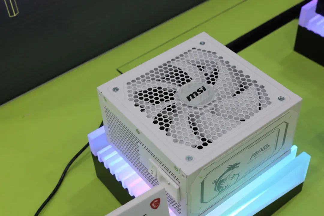 Computex 2025：微星带来全新旗舰级机箱和水冷，并发布MAG系列新电源产品
