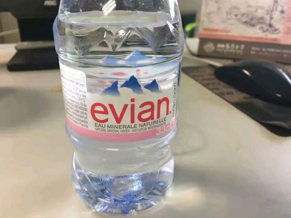 依云法国原装进口矿泉水，330ml*24瓶软瓶装，源自自然的纯净之选