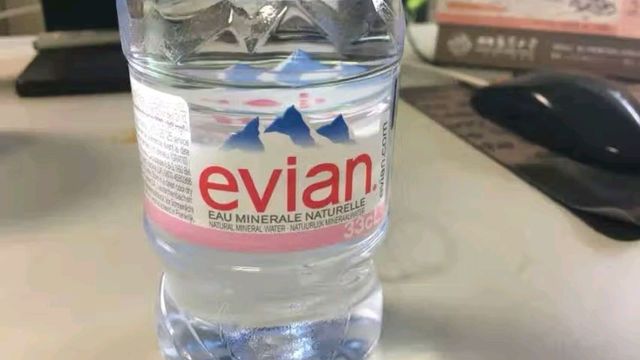依云法国原装进口矿泉水，330ml*24瓶软瓶装，源自自然的纯净之选
