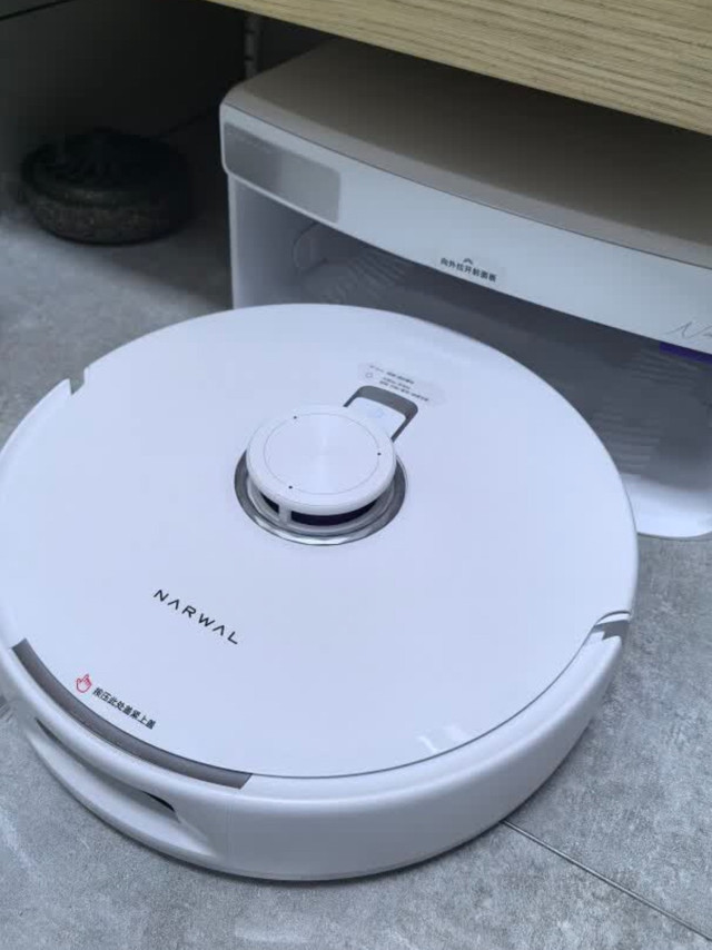 云鲸J5MAX解放双手，拖地不再头疼