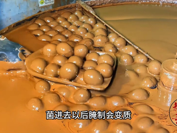 果木碳和大红袍烤熟的鸭蛋您吃过吗？咸蛋黄的蛋黄，茶叶蛋的蛋白，松沙流油，极具特色！