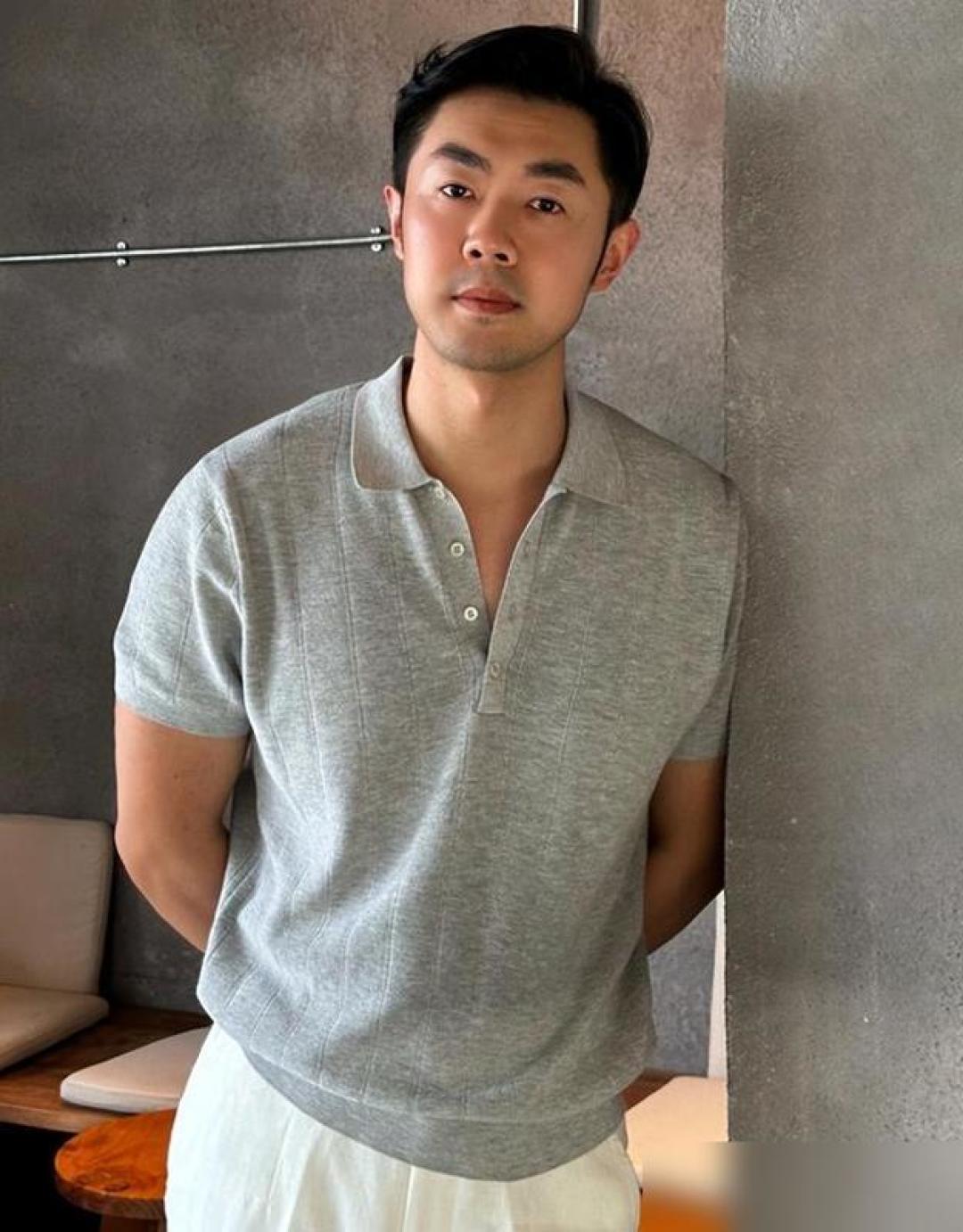 中年男士Polo衫穿搭指南:5个细节摆脱油腻感,穿出清爽少年气