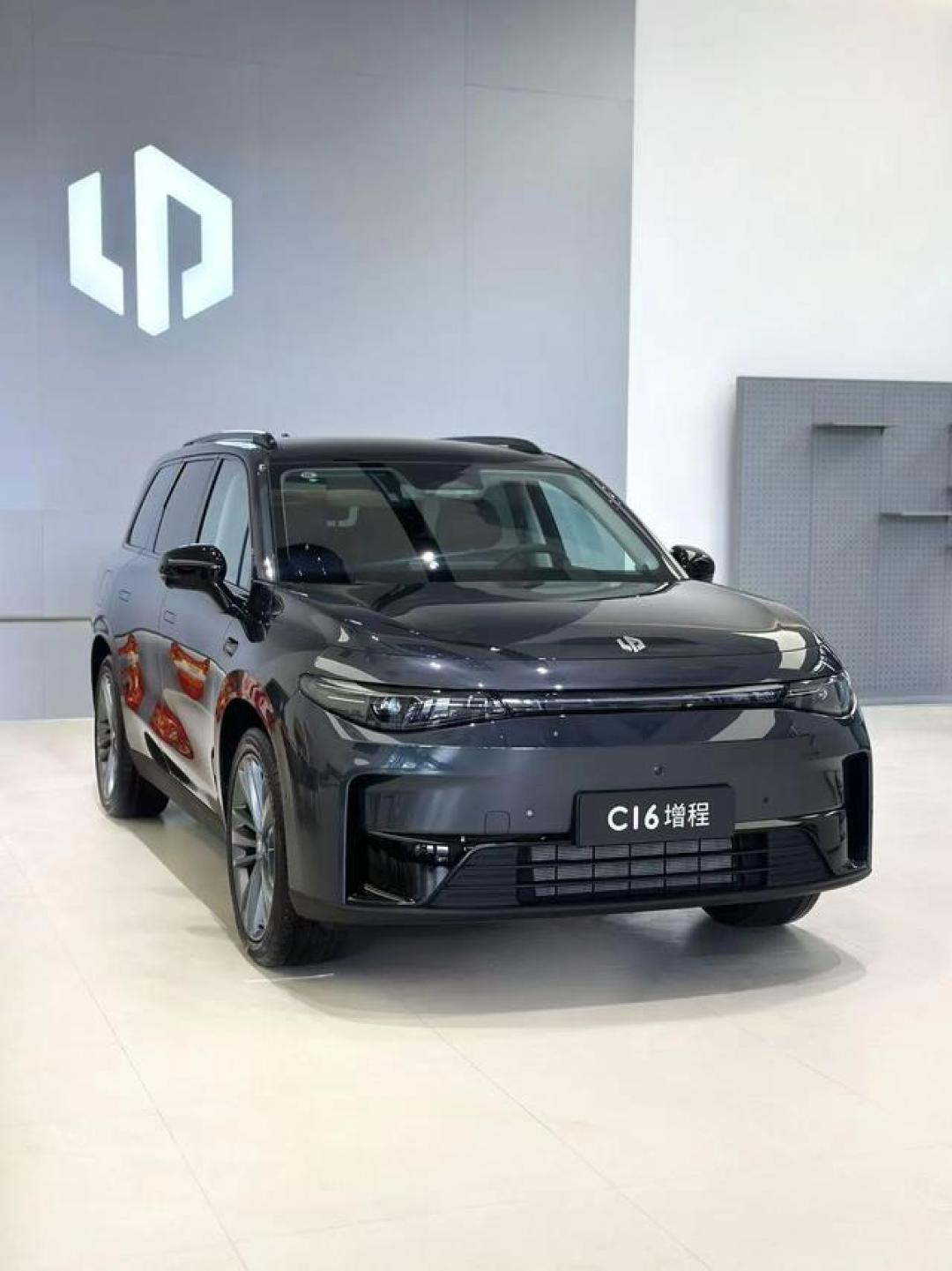 零跑C16狂降12万:六座SUV的顶配与取舍,值不值这个价?