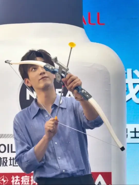 王子奇| 妮维雅品牌活动射箭
是玩啥都好的王哥
#王子奇 #王子奇妮维雅 #京东mall