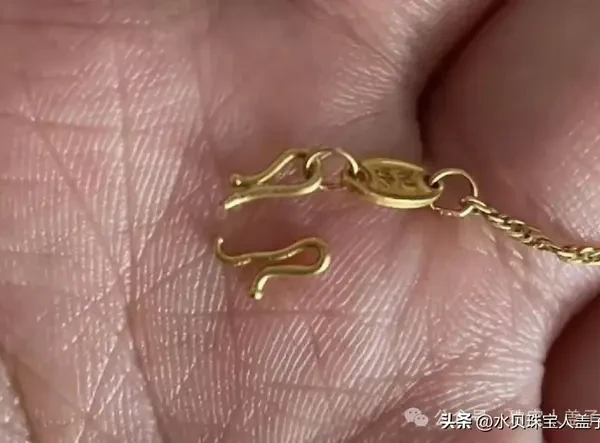 99%的人都戴错了，黄金项链应该这样戴｜之 黄金m字扣的正确戴法