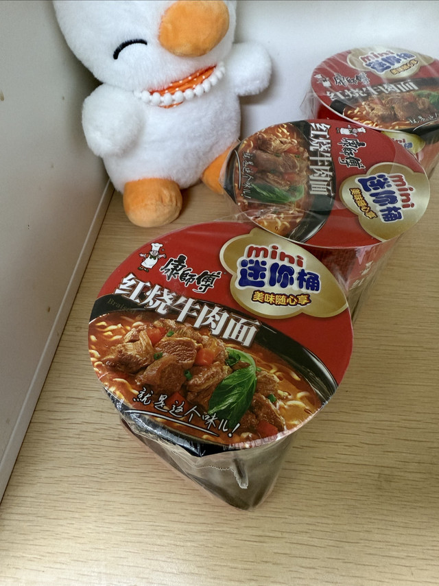 康师傅红烧牛肉迷你杯泡面