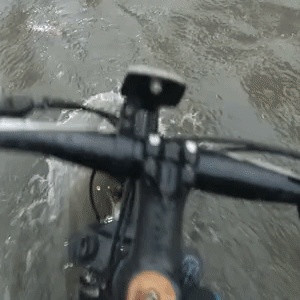 暴雨中骑行有哪些顶用装备：下雨了，带你到内陆十八线小镇看海！