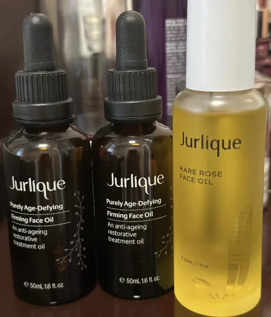 第一次以油养肤，着实被茱莉蔻面部精华油的效果惊艳到了。趁活动又入了2瓶茱莉蔻水润光感护理油，号称“反倦玫瑰”。菁萃复颜紧致护理油用的还剩一个瓶底，就急吼吼的把水润光感油也打开用上了，哈哈不是我奢侈，我