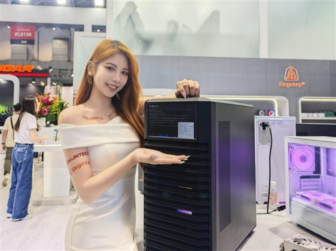 鑫谷机箱新品齐亮相:自带显示器的探云WS3 Ultra、还有首款手提ITX机箱