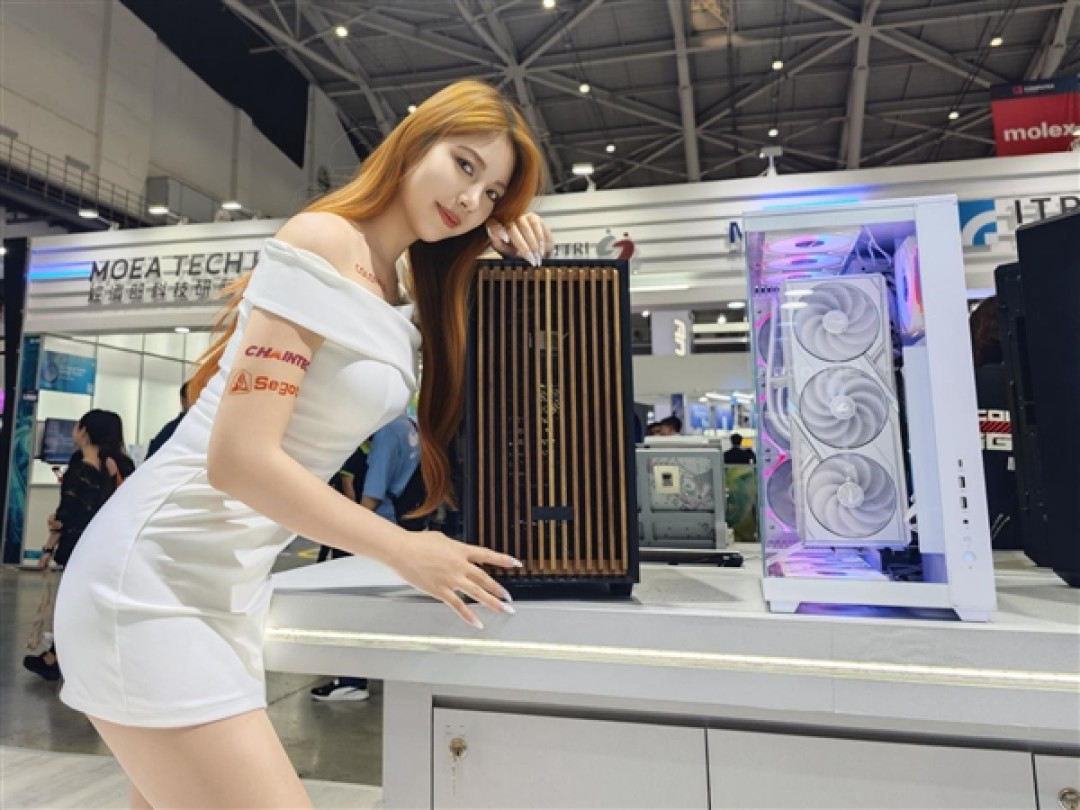 鑫谷机箱新品齐亮相:自带显示器的探云WS3 Ultra、还有首款手提ITX机箱