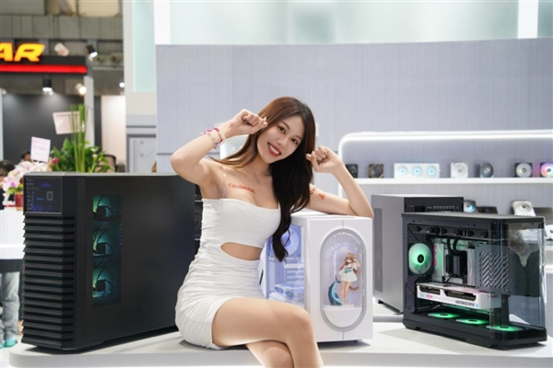 鑫谷机箱新品齐亮相:自带显示器的探云WS3 Ultra、还有首款手提ITX机箱