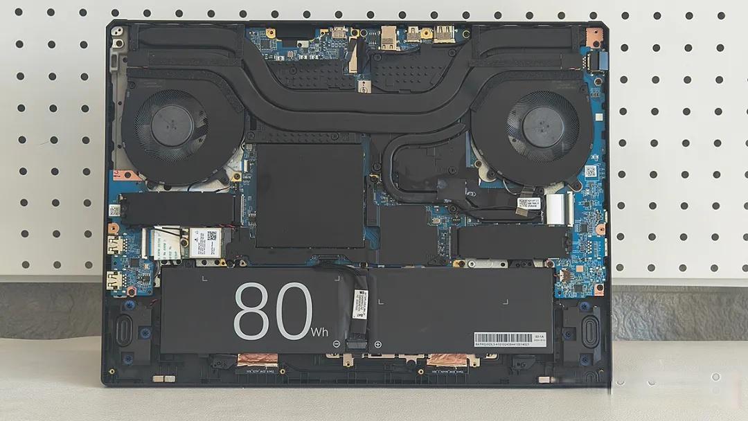 雷神猎刃S 2025评测:i9+RTX5070双烤185W,7199起值吗?